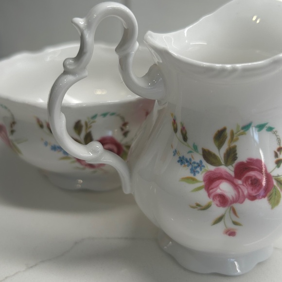 Vintage Royal Albert Bone China Creamer and Sugar Bowl with Pink Rose Motif - Picture 16 of 16